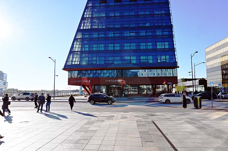 Nya Kulturfyren Malmö ligger mitt i stadsdelen Hyllie, bredvid köpcentret Emporia och Hyllie station. 