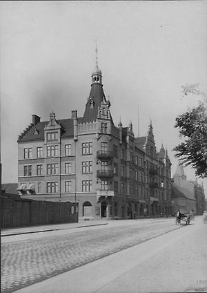 Svartvitt foto av tegelbyggnaden i fransk renässansstil.