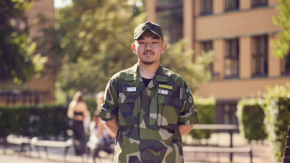 En elev på Bernadottegymnasiet bär militäruniform. 