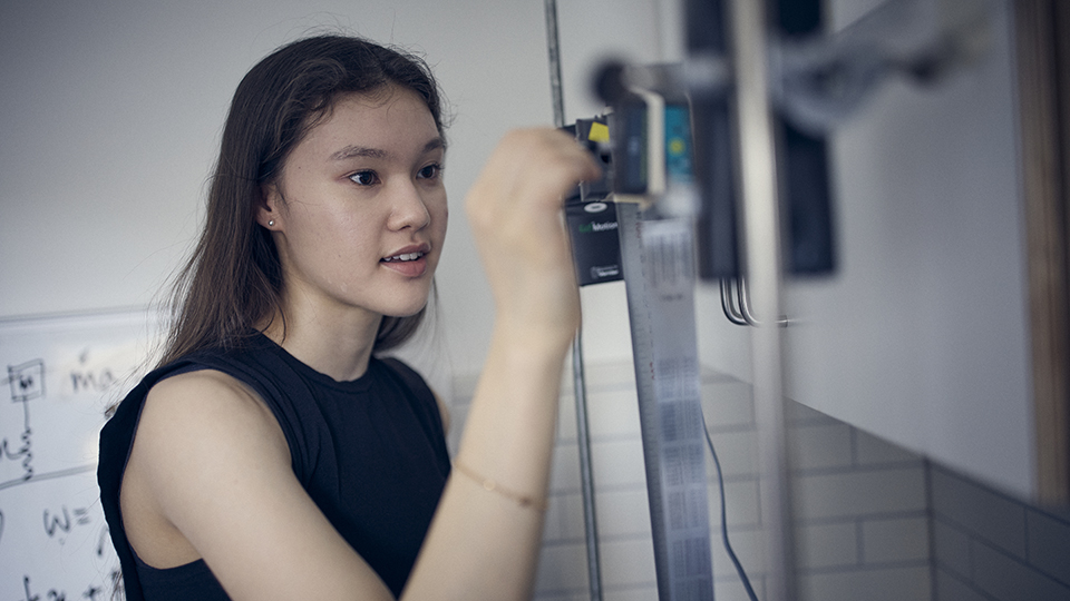 En elev ställer in ett instrument i en fysiksal