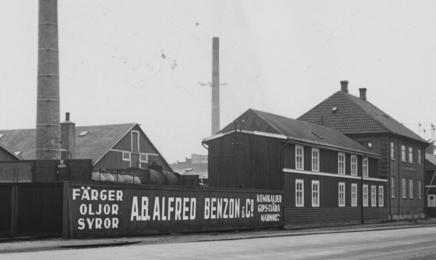 En gammal svartvit bild av en fabrik, som visar dess historiska arkitektur och industriella miljö.