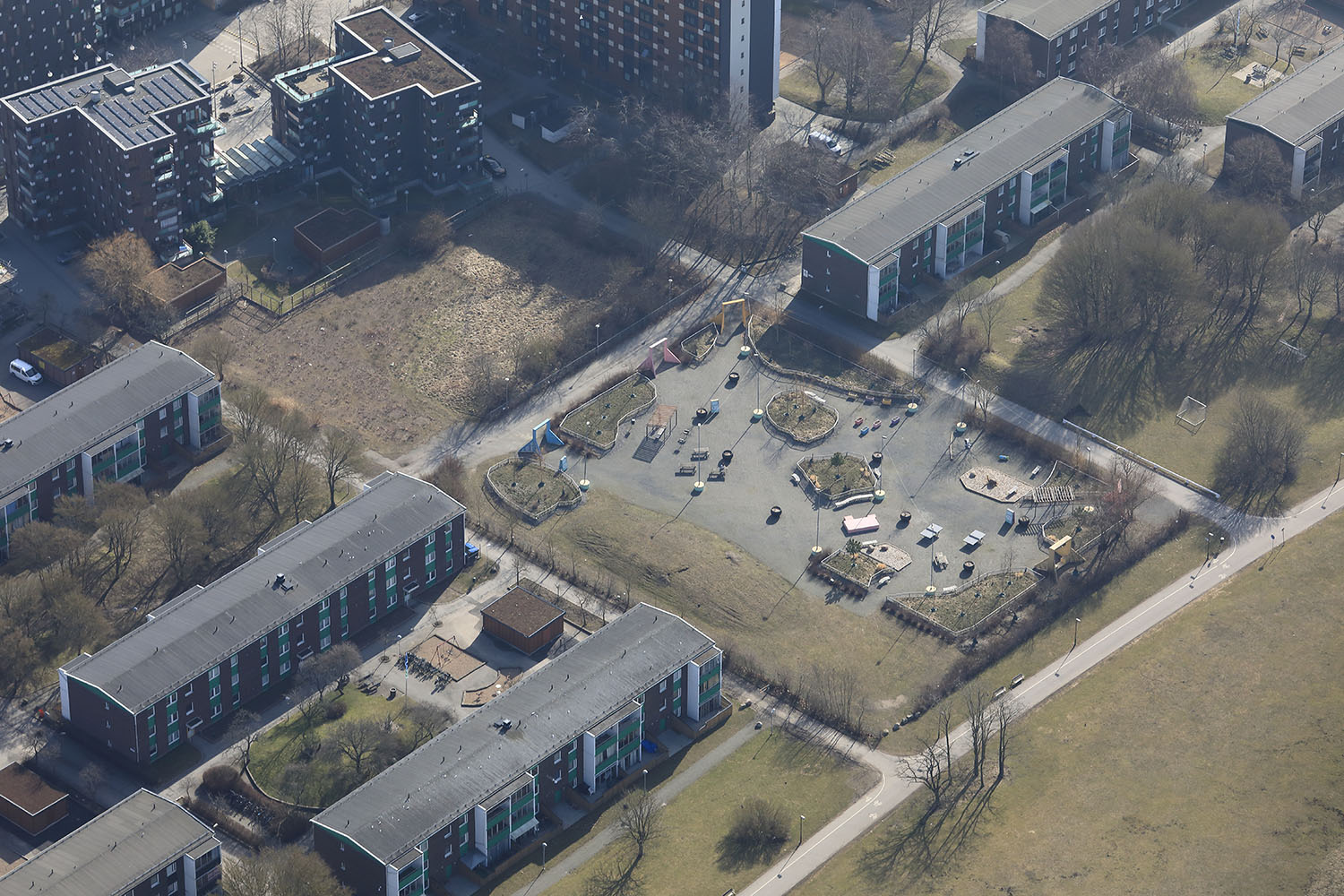 En flygbild över västra Holma där man ser hus och en park