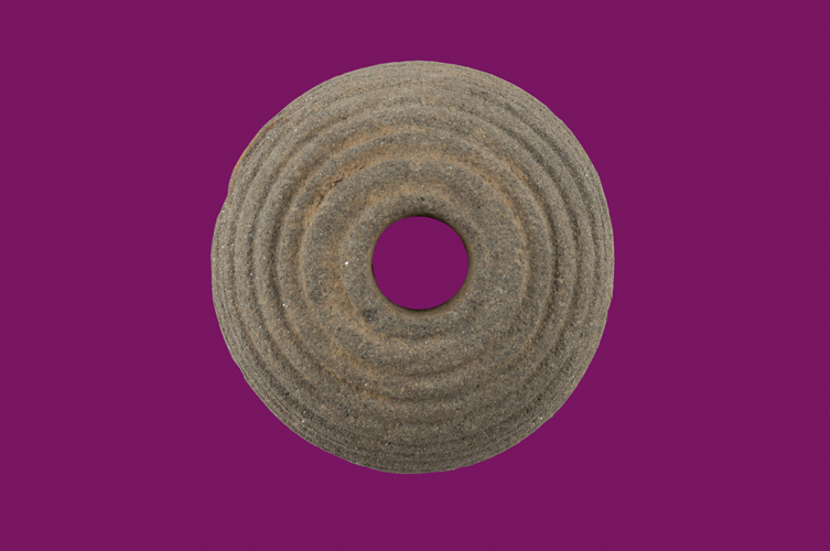 Sländtrissor hittas ofta i kvinnogravar och på boplatser från järnåldern.