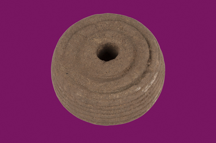 Sländtrissor hittas ofta i kvinnogravar och på boplatser från järnåldern.