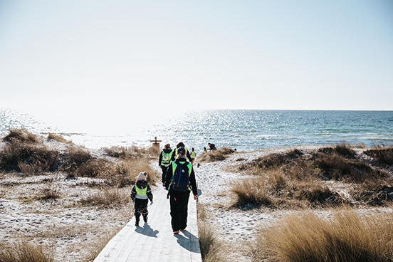 Karlshögs förskola är på väg till stranden för att leta naturmaterial.