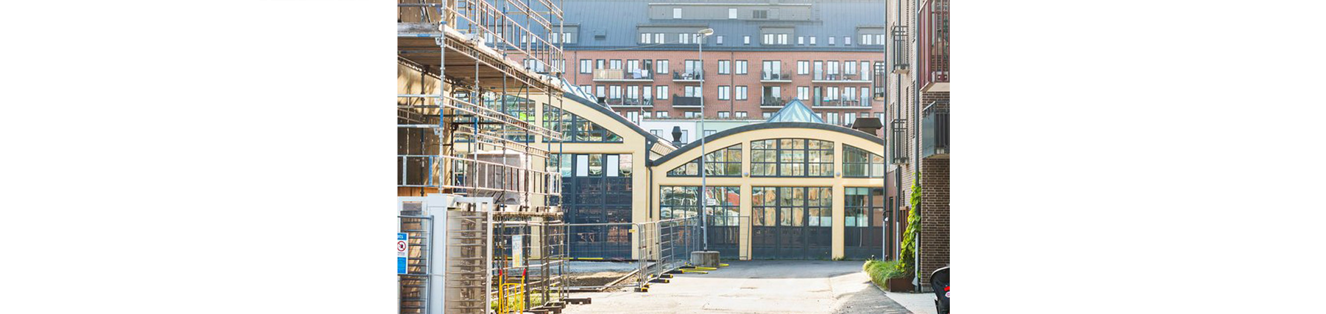 I branschområdet Industri, bygg och miljö träffar eleverna yrkesverksamma som planerar, bygger och underhåller infrastruktur, byggnader och grönområden.