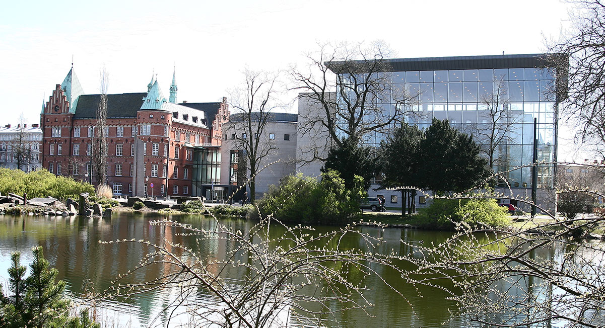 Malmö stadsbibliotek med den gamla byggnaden i rött tegel och den nya med glasfasad.