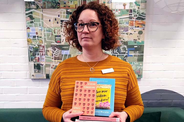 Porträtt på bibliotekarien och boktipsaren Jessica.