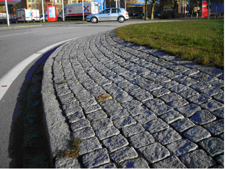 Exempel på utformning av hårdgjord yta för drift och underhåll i en rondell. Sten är anlagt mot rondellen.