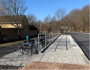 plattform med räcke och trappa.