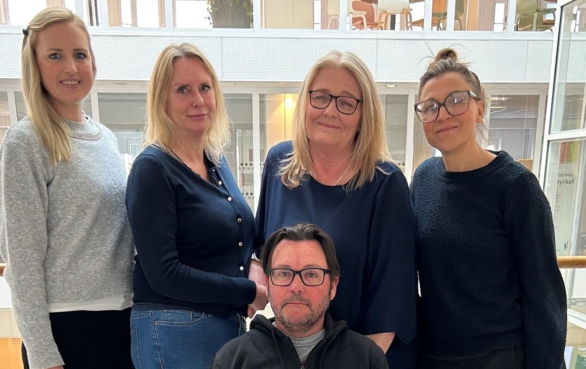 Sekreterare som arbetar med kontaktpersoner.