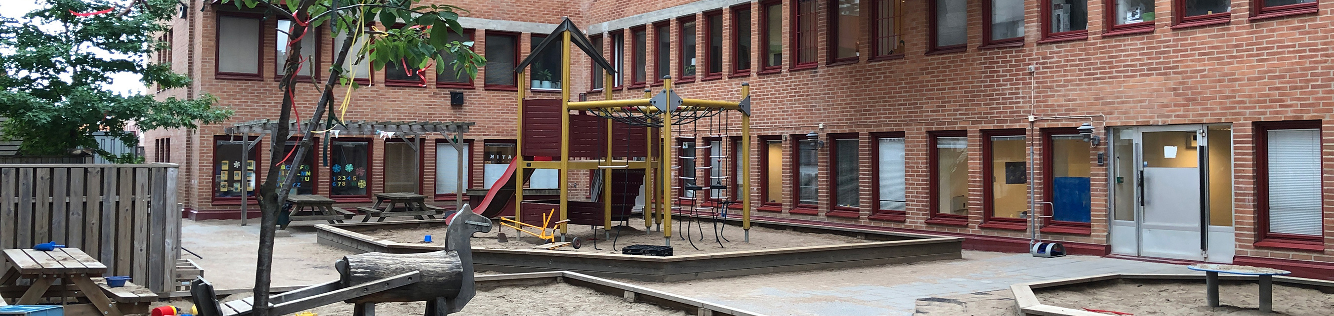 Möllevångens förskola ligger i ett flerfamiljshus och har fem avdelningar.