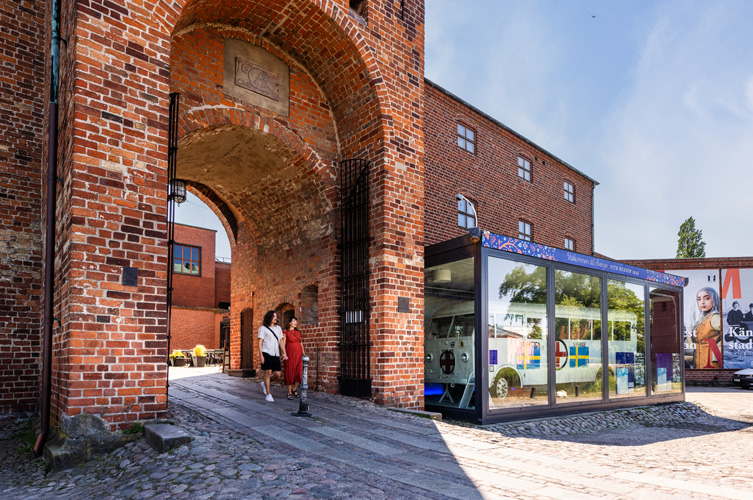 Den vita bussen står i en glasmonter utanför entrén till slottet. Det går att besöka den utan att betala inträde till museet.