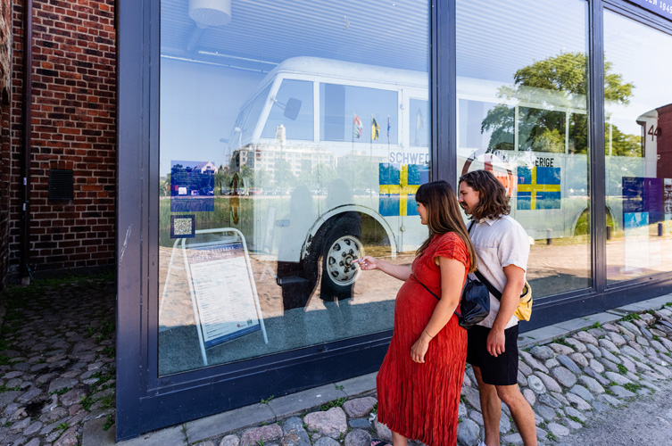 Information om den vita bussen finns både som text och som ljudfil som spelas upp vid bussen.