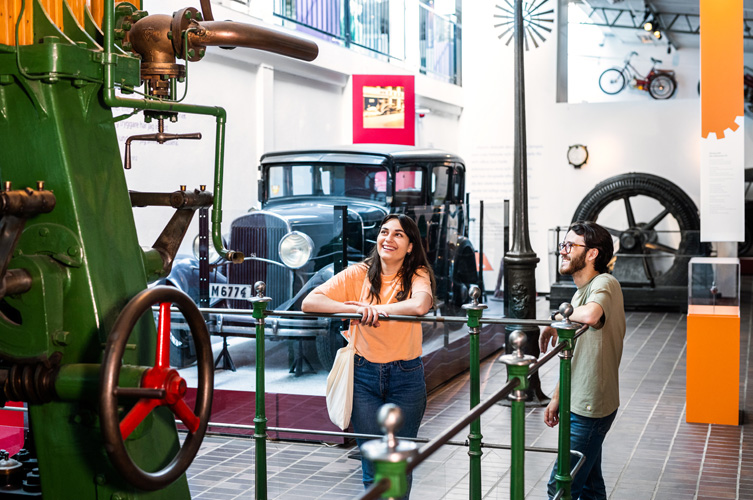 BIldspel från utställningshallen. Här finns fordon av olika slag, bland annat gamla bilar, ånglok, en gammal spårvagn och så en riktig ubåt som man kan gå in i . Det finns flera interaktiva moment bland annat kan man cykla på en motionscykel och producera el.