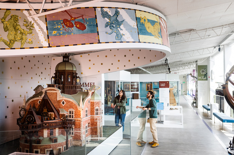 Utställningen består av montrar med föremål och modeller från museets samlingar. Utställningen brukar uppskattas av både vuxna och barn.