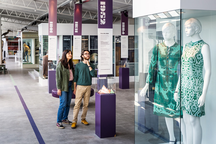 Utställningen består mestadels av montrar med föremål av olika slag, allt från klänningar till tetraförpackningar. Det står också en vit stor modellbil inne i utställningen. 