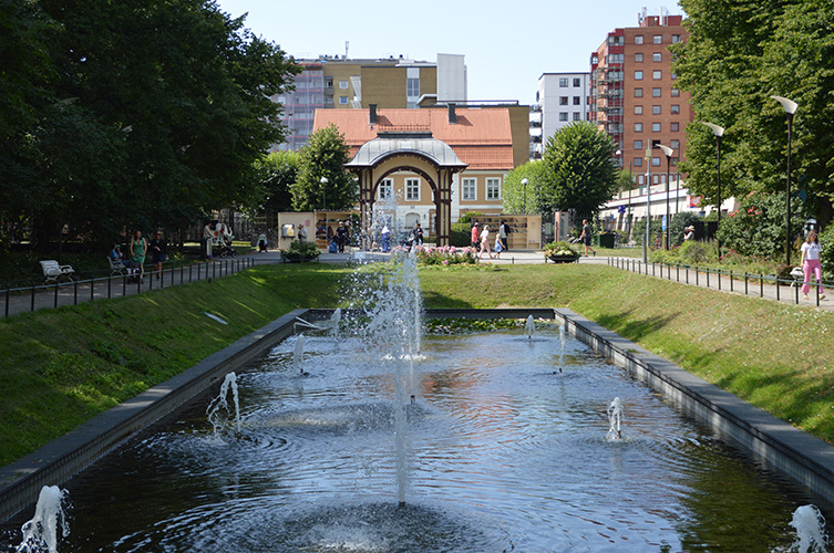 Dammen i Folkets park, Möllevångsgården i bakgrunden, 2021.
Foto: Samiullah Anwari/Malmö Stadsarkiv.