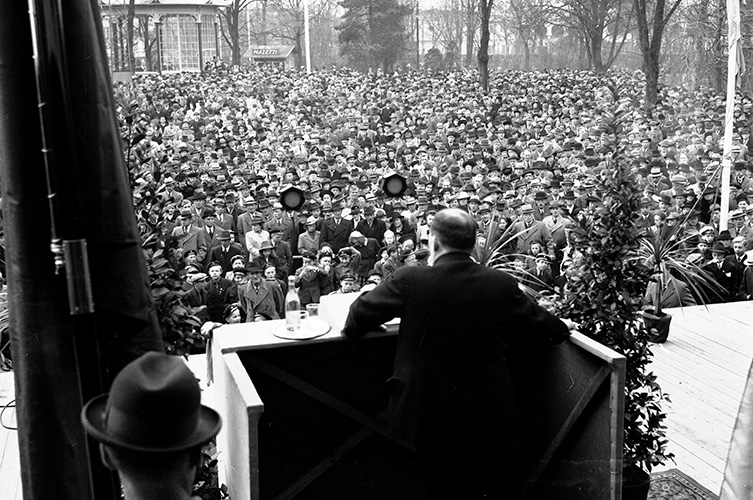 Första
maj-demonstration i Malmö på 1940-talet. Talare i Folkets Park. Foto: Otto
Ohm/Malmö museum.