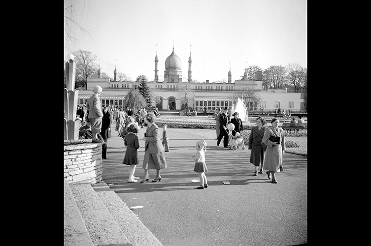 Malmöbor i parken, Moriska paviljongen i bakgrunden, 1949-50. Foto: Gunnar Lundh / Malmö museum.