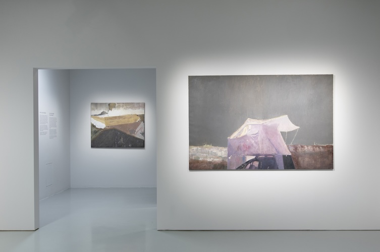 Tavlor på museets vita väggar.