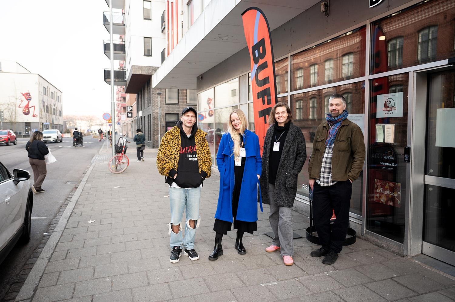 Porträttfoto på fyra personer utanför biograf Panora. 