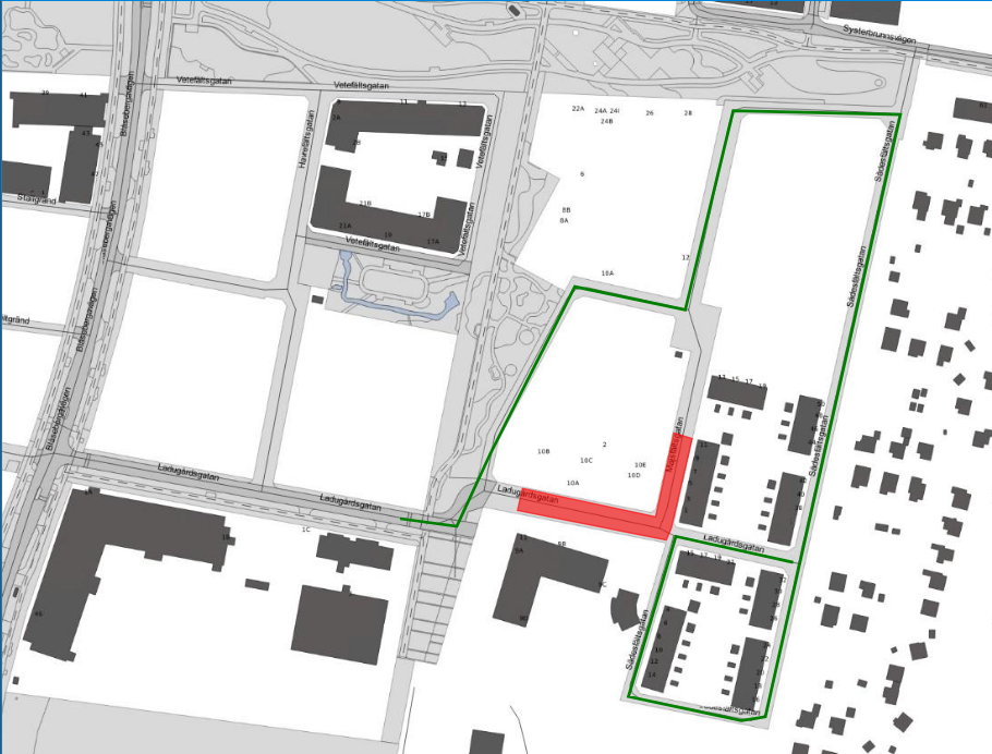 Bilden visar en karta där en del av Ladugårdsgatan i närheten av Majsfältsgatan är avstängd. Alternativ väg förbi arbetet för trafiken sker via Majsfältsgatan och Sädesfältsgatan.  