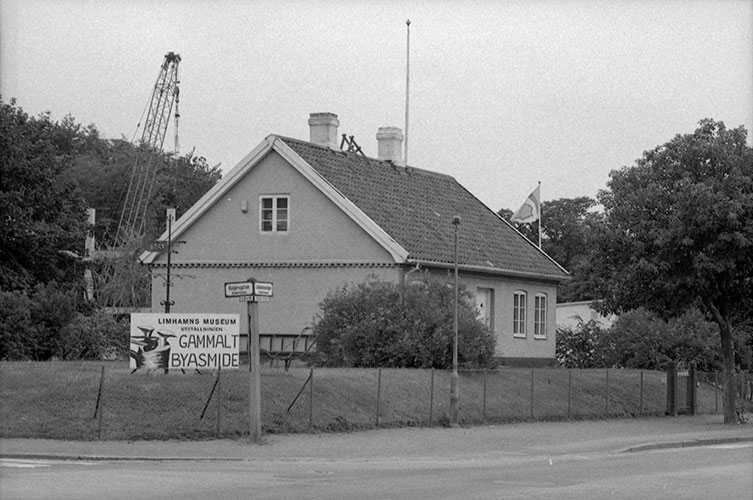 Envåningshus med sadeltak, gavlen syns främst i bild.