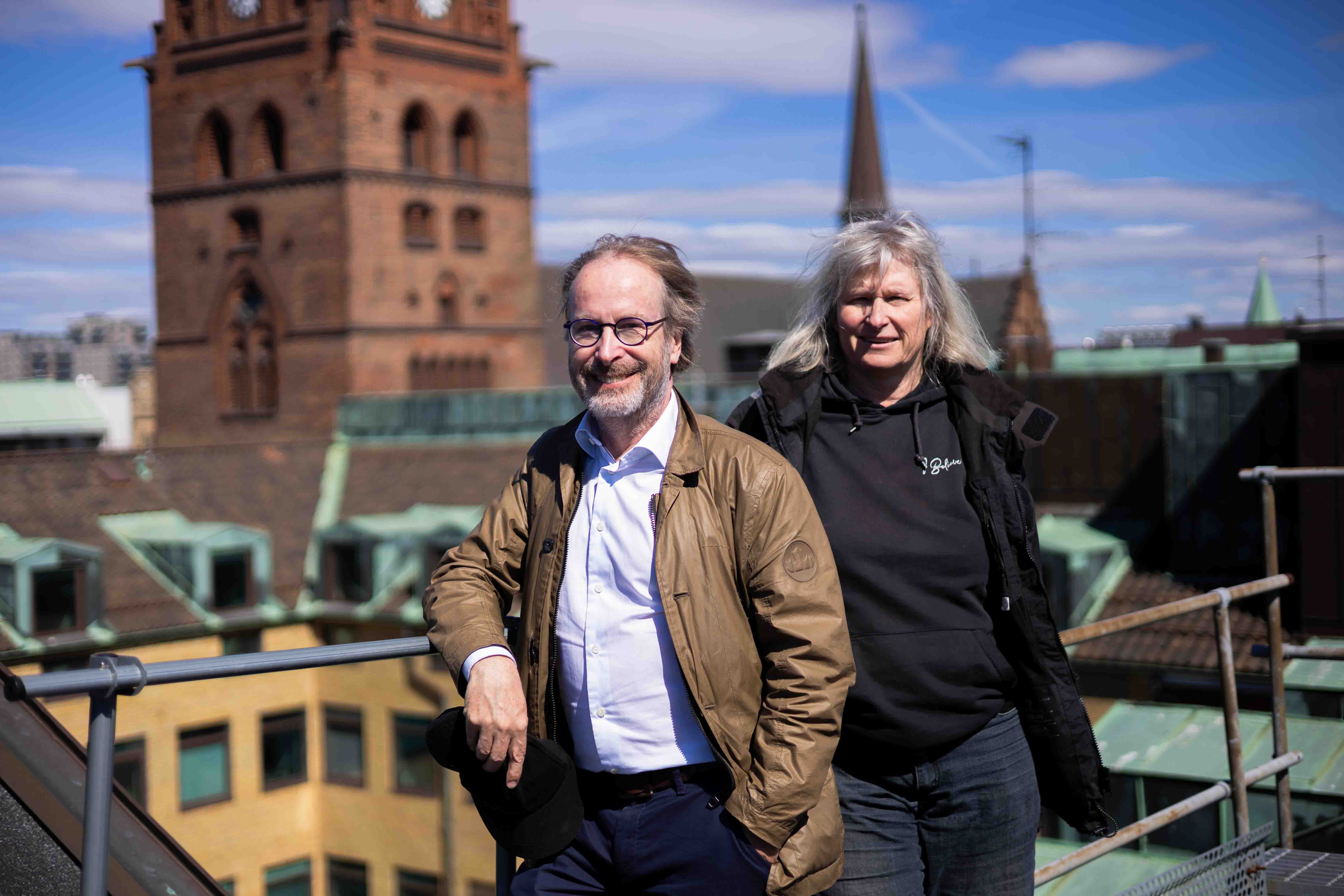 Mårten Spanne har glasögon och Susanna Gustafsson svart jacka, de står på Rådhustaket i Malmö.
