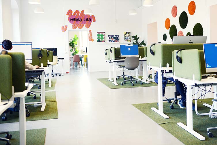 Rum i biblioteket där det finns många datorer och sittplatser.