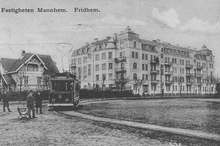 Äldre svartvitt vykort över byggnaden.