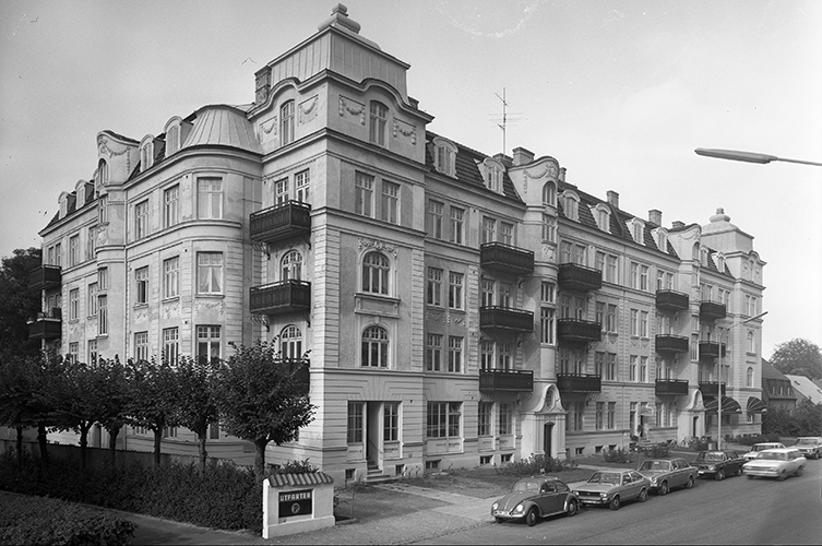 Svartvit fotografi av byggnaden.