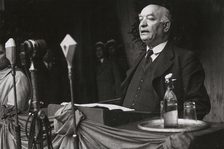 Äldre svartvit bild av Per Albin Hansson