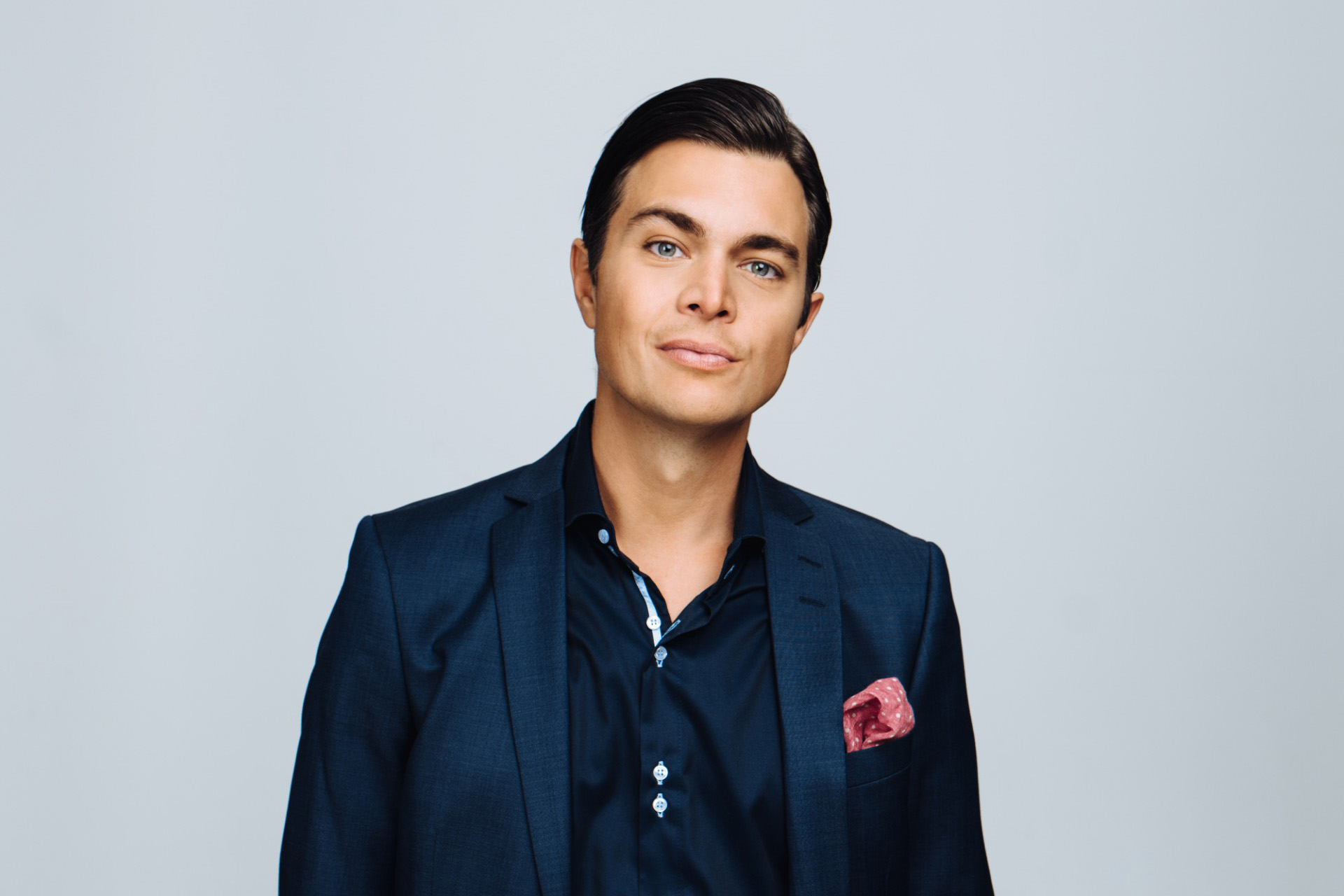 Komikern Messiah Hallberg kommer att prata om satir och humor den 16 juni på Malmö Live.