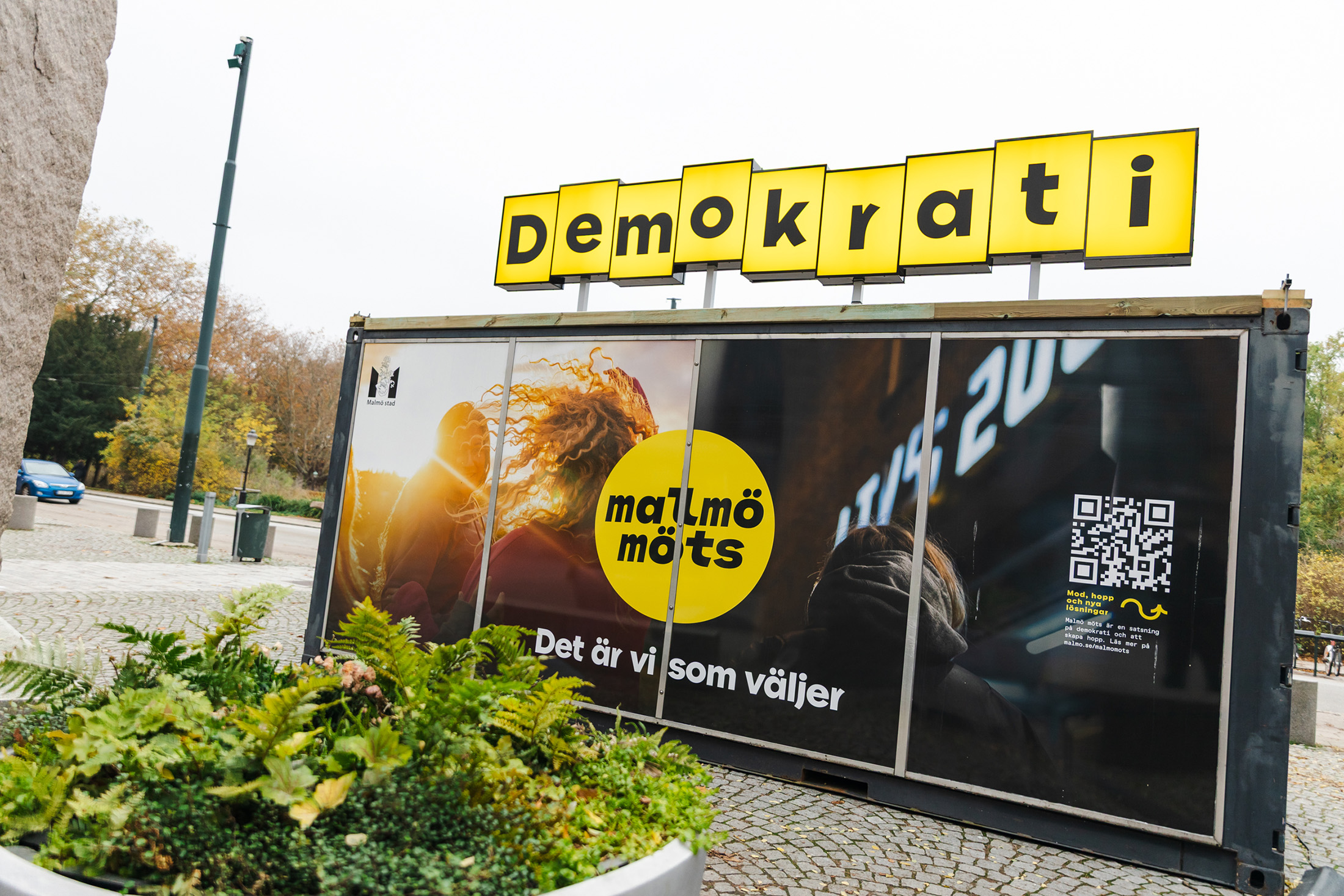 Föreläsning på Malmö möts, man samt teckentolk på scen