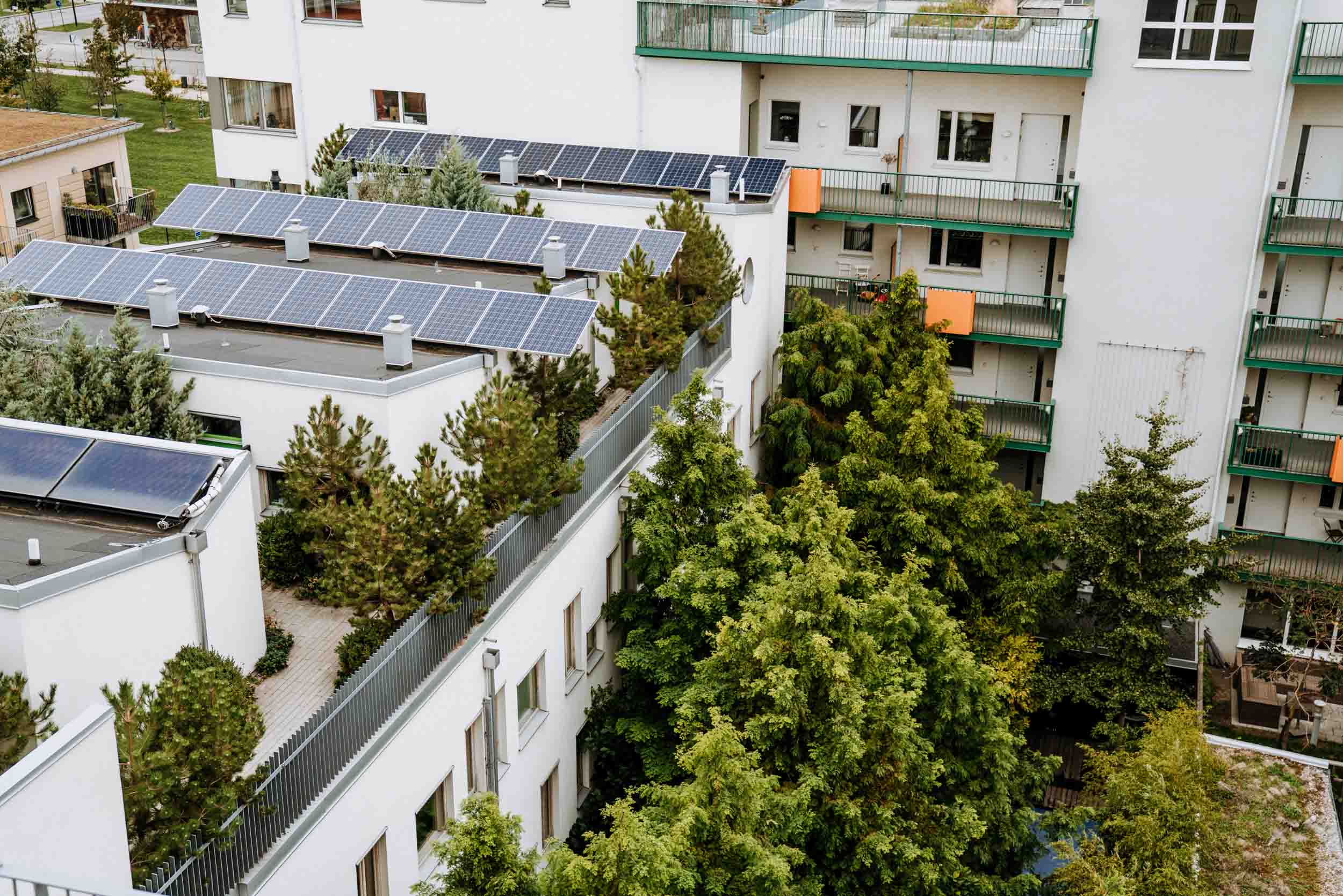 Solceller på flerfamiljshus i Västra hamnen.