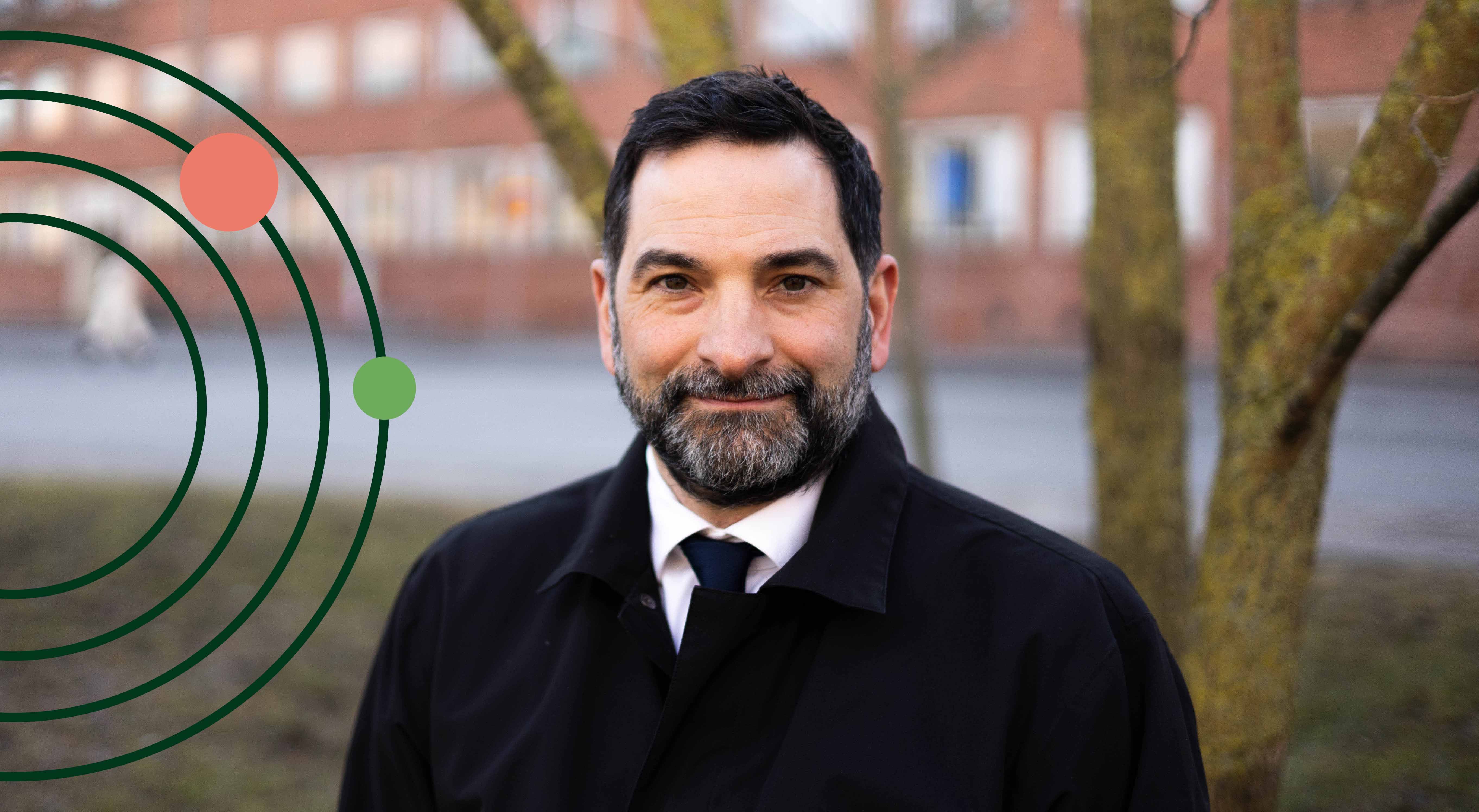 Jonas Kamleh har mörkt hår och slips.