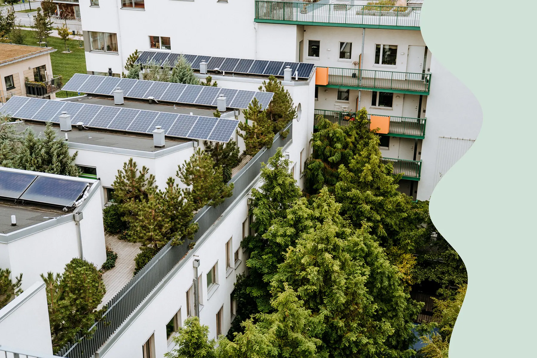 Solceller på flerfamiljshus i Västra hamnen.