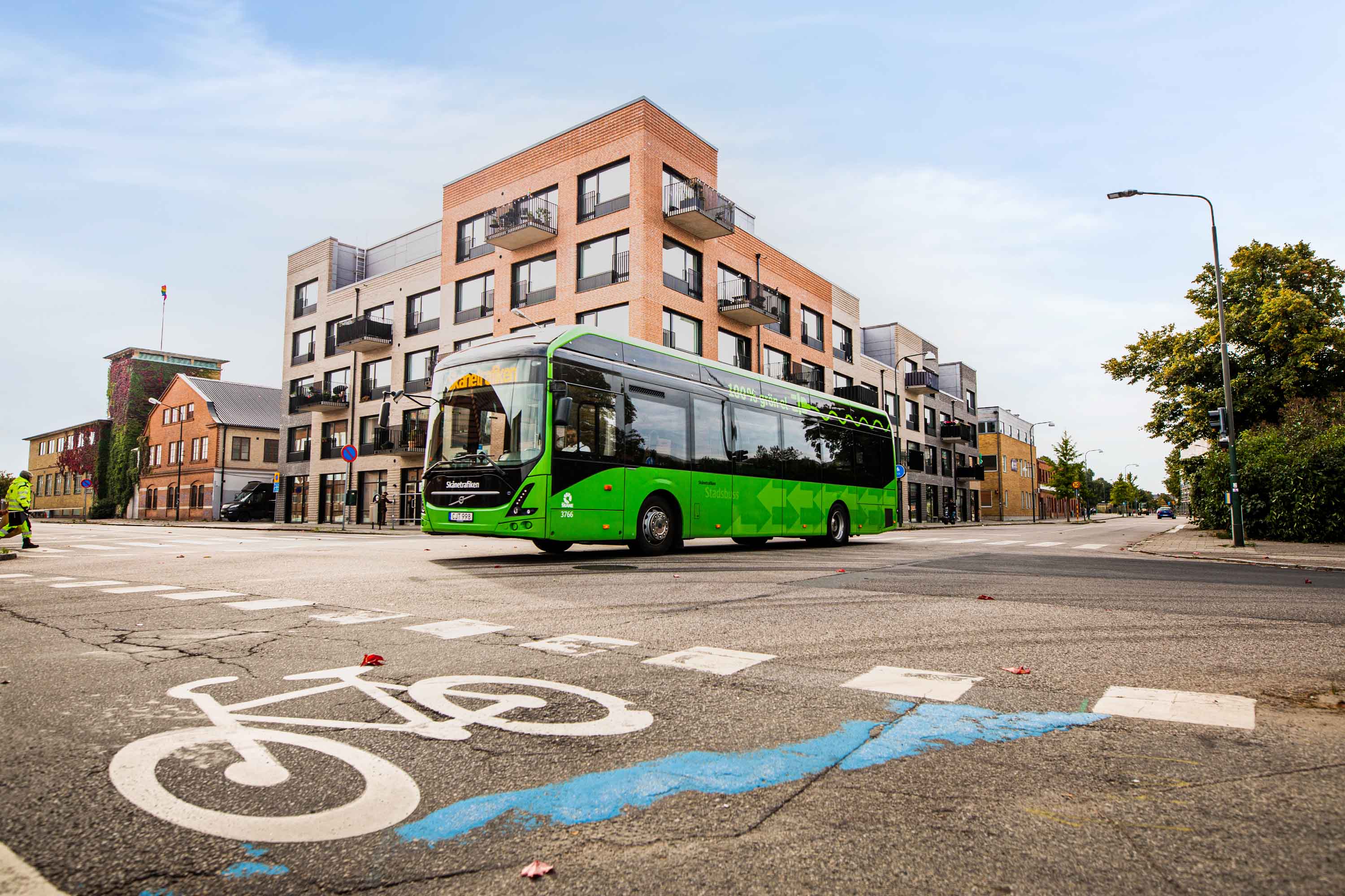 På många gator i Malmö får stadsbussar och cyklar stort utrymme.