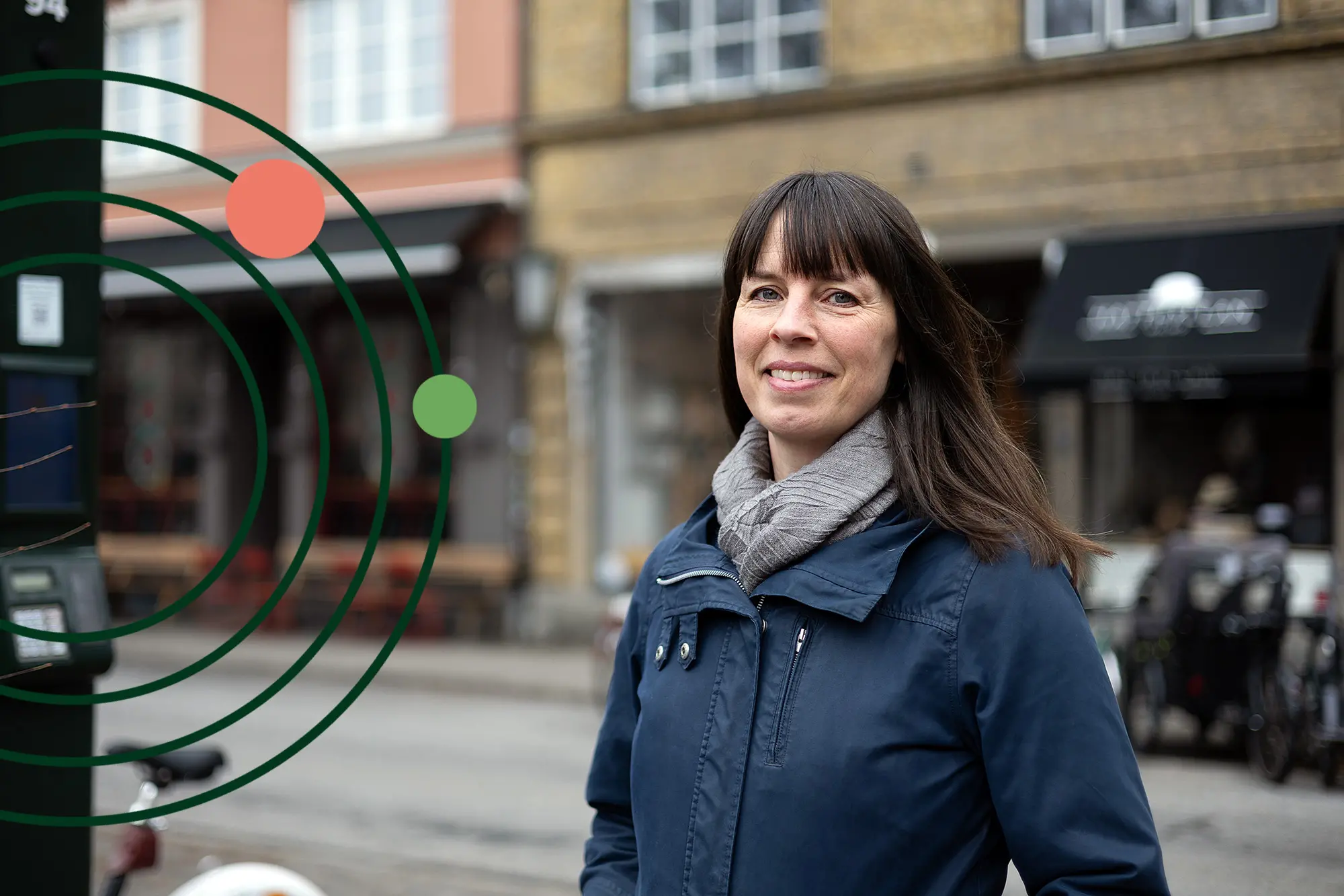 Frida Beijer har mörkt hår och halsduk.