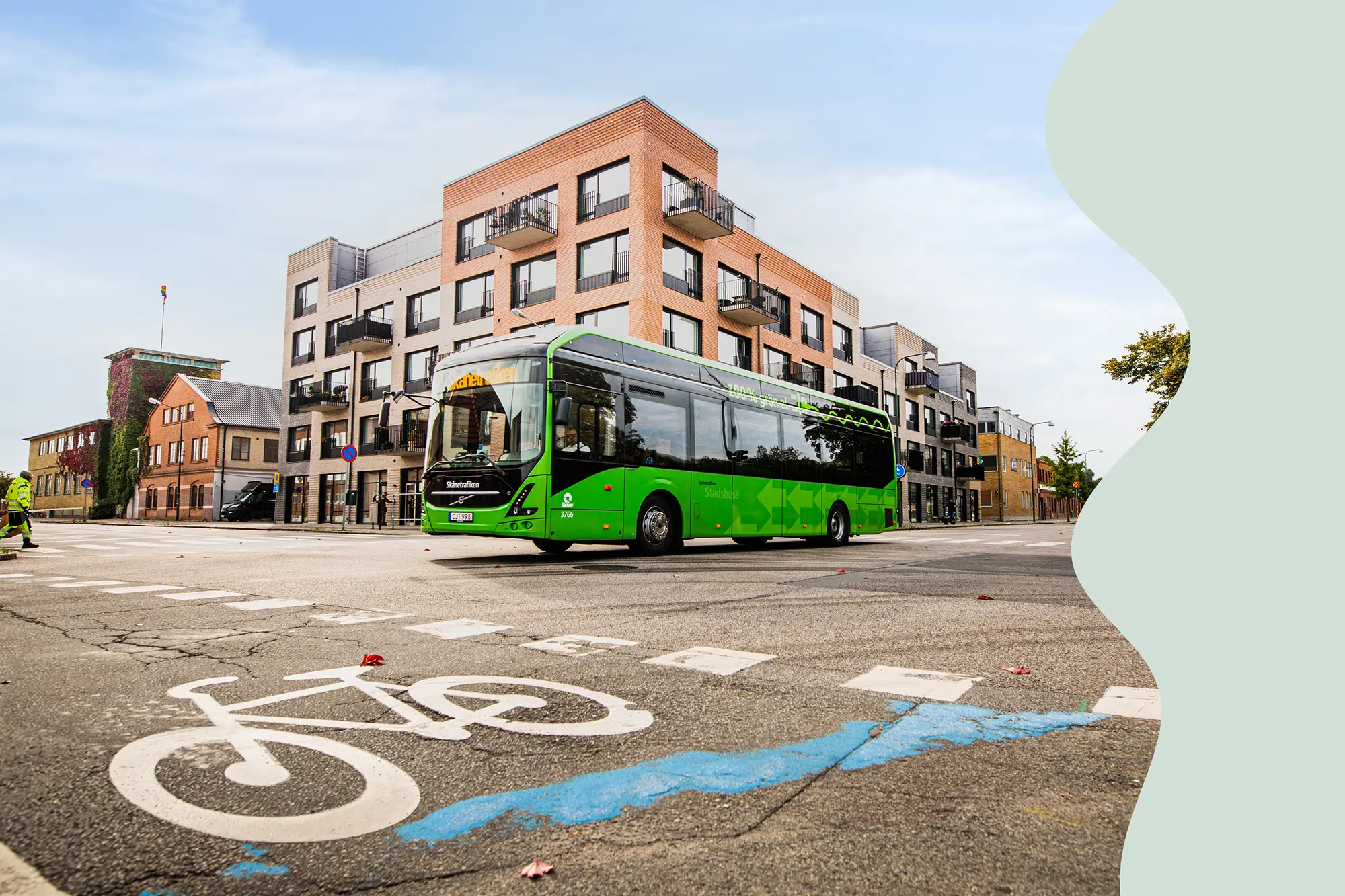 På många gator i Malmö får stadsbussar och cyklar stort utrymme.