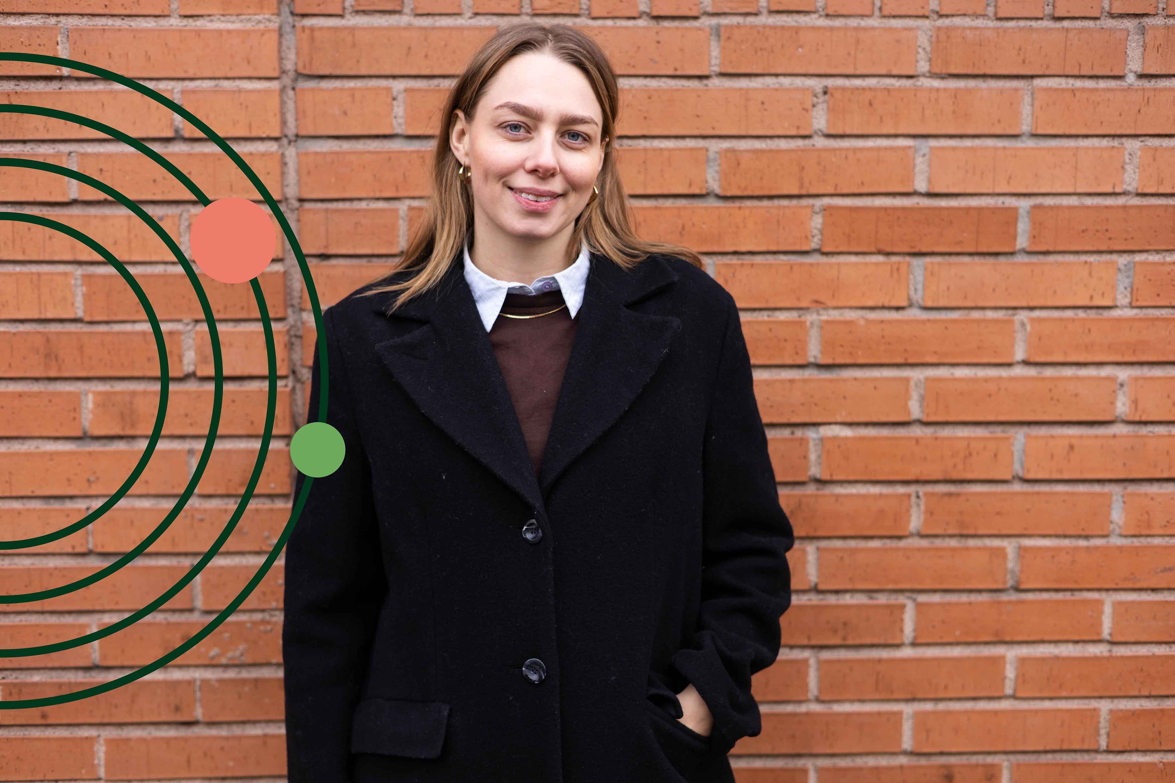 Hanna Pedersen har ljust hår och svart kappa.