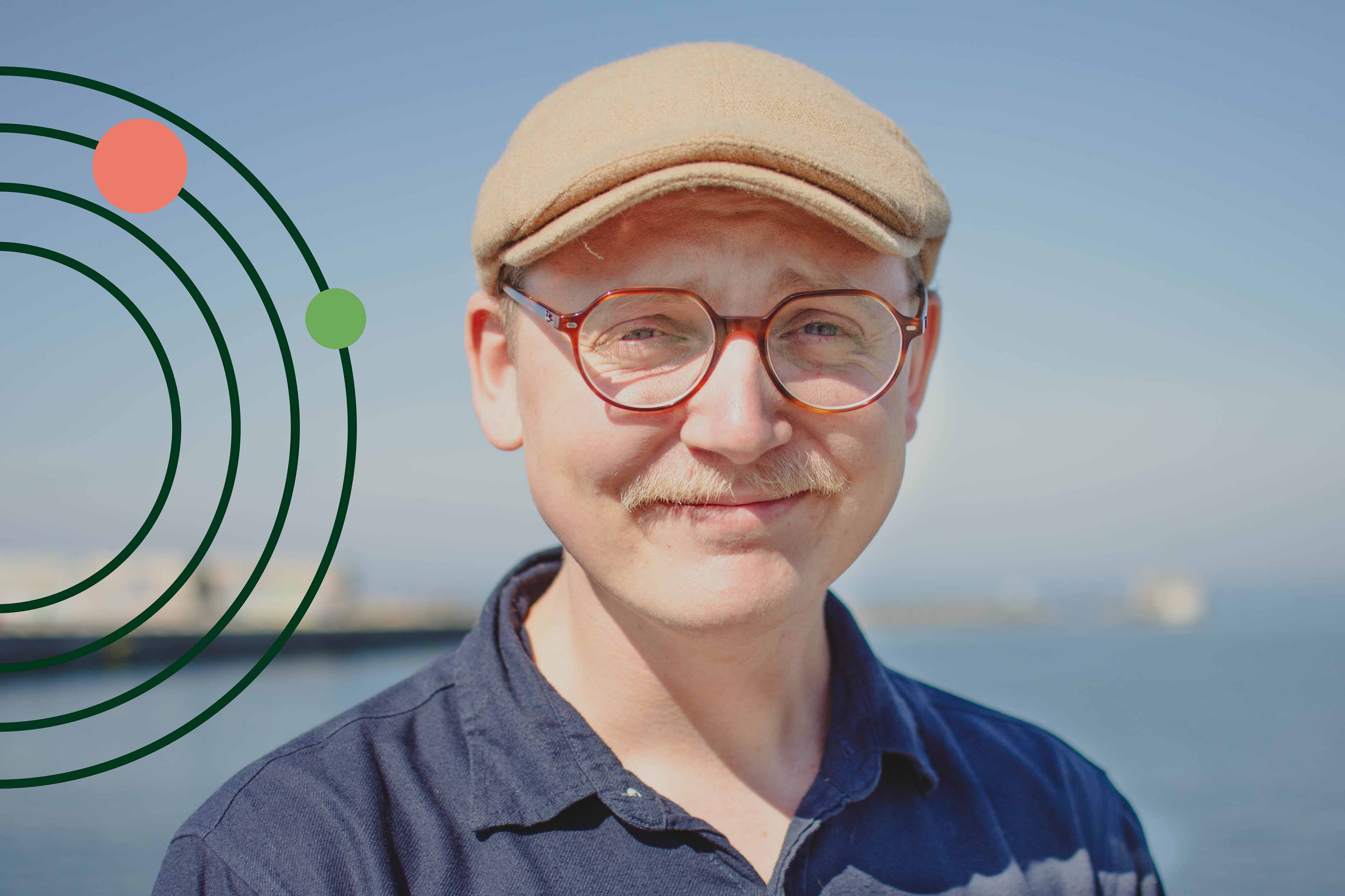 Emanuel Toft har glasögon och keps.