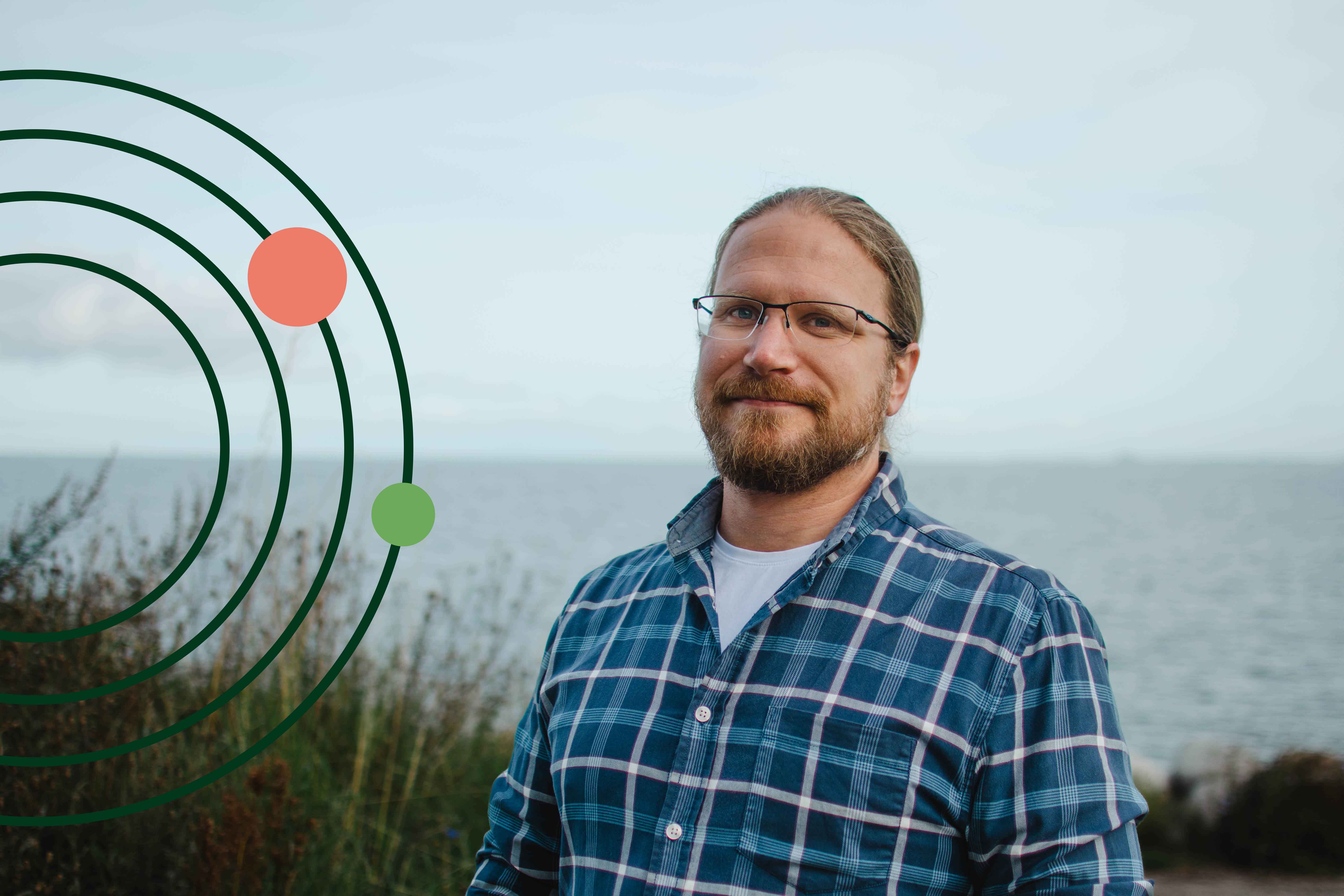 Rasmus Fredriksson har glasögon och blårutig skjorta.