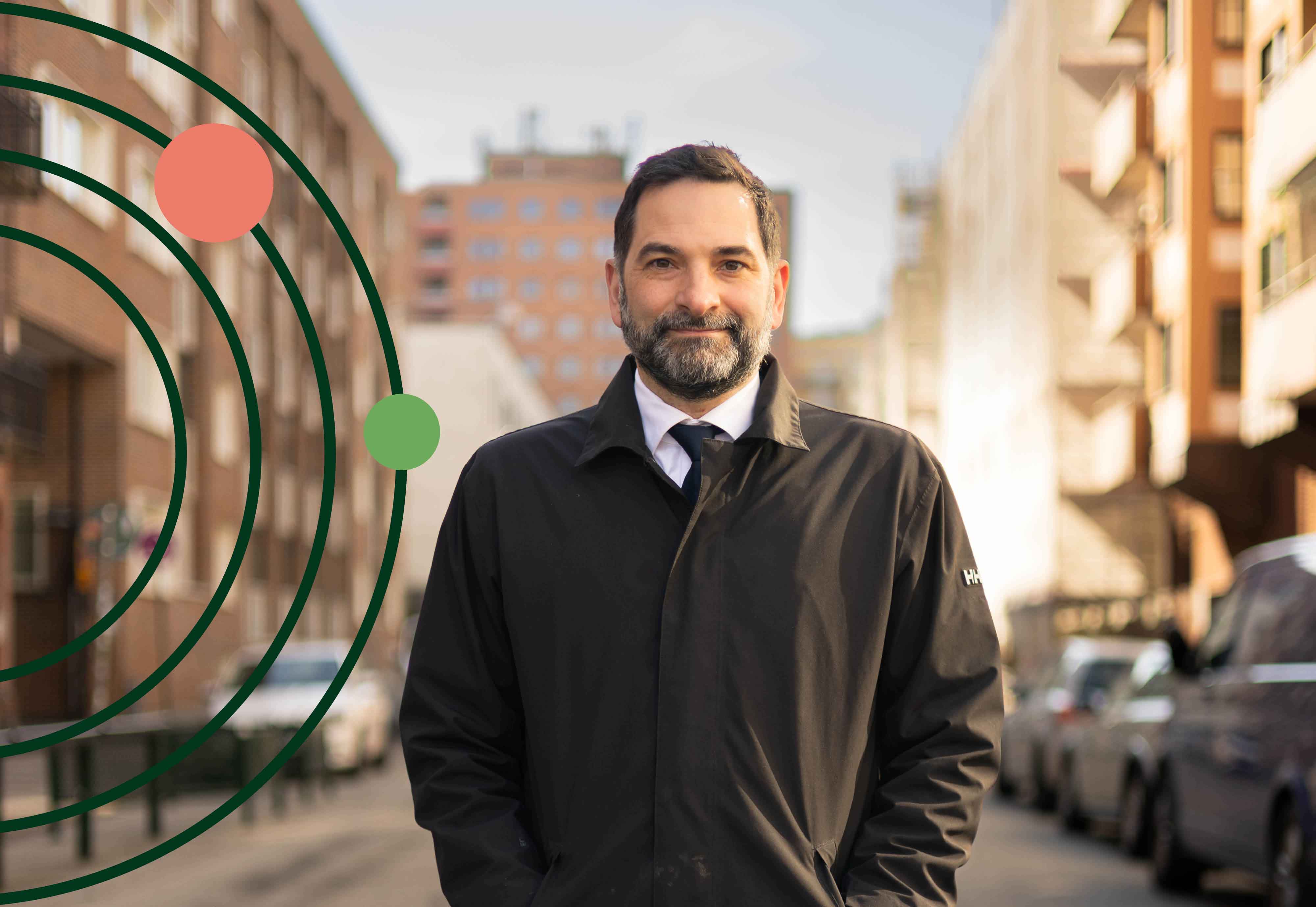 Jonas Kamleh har skägg och slips.