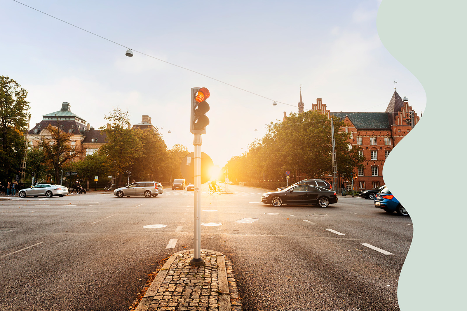 En trafikerad korsning i Malmö.