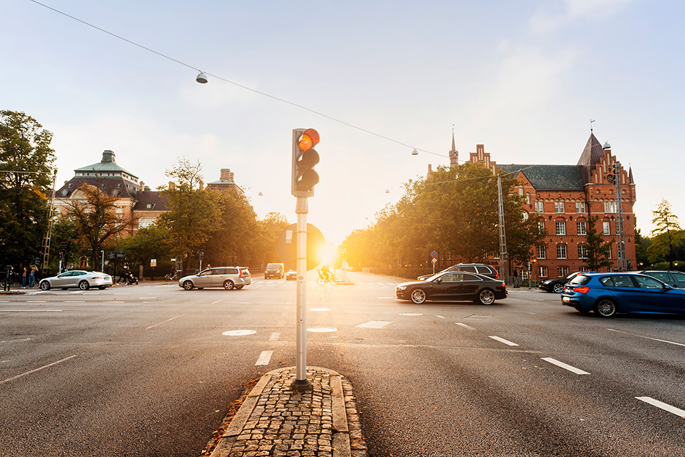 En trafikerad korsning i Malmö.