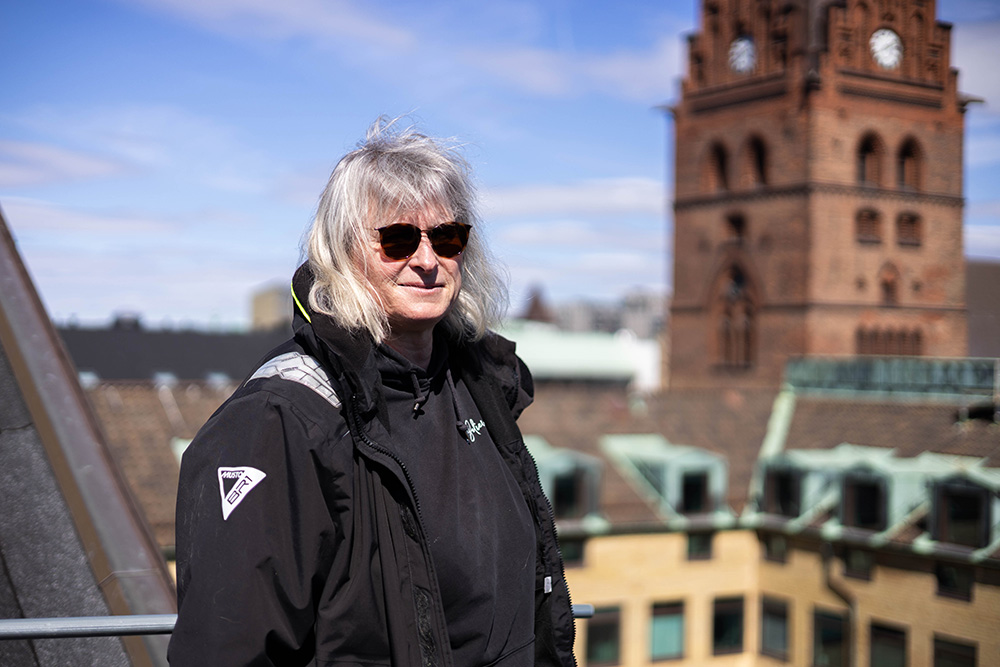 Susanna Gustafsson har svart jacka och ljust hår.
