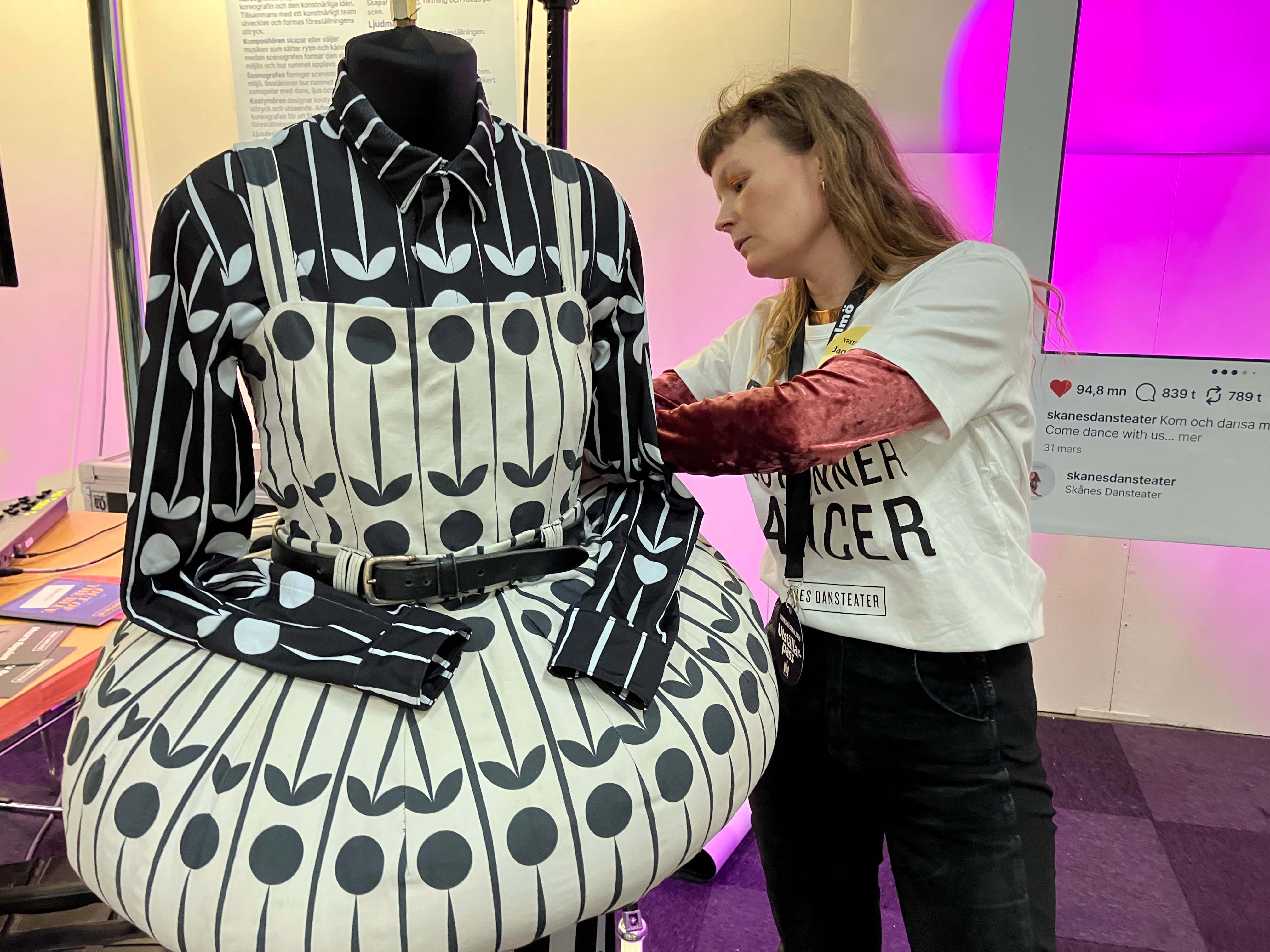 Kvinna med en svartvit kostym från Skånes Dansteater.