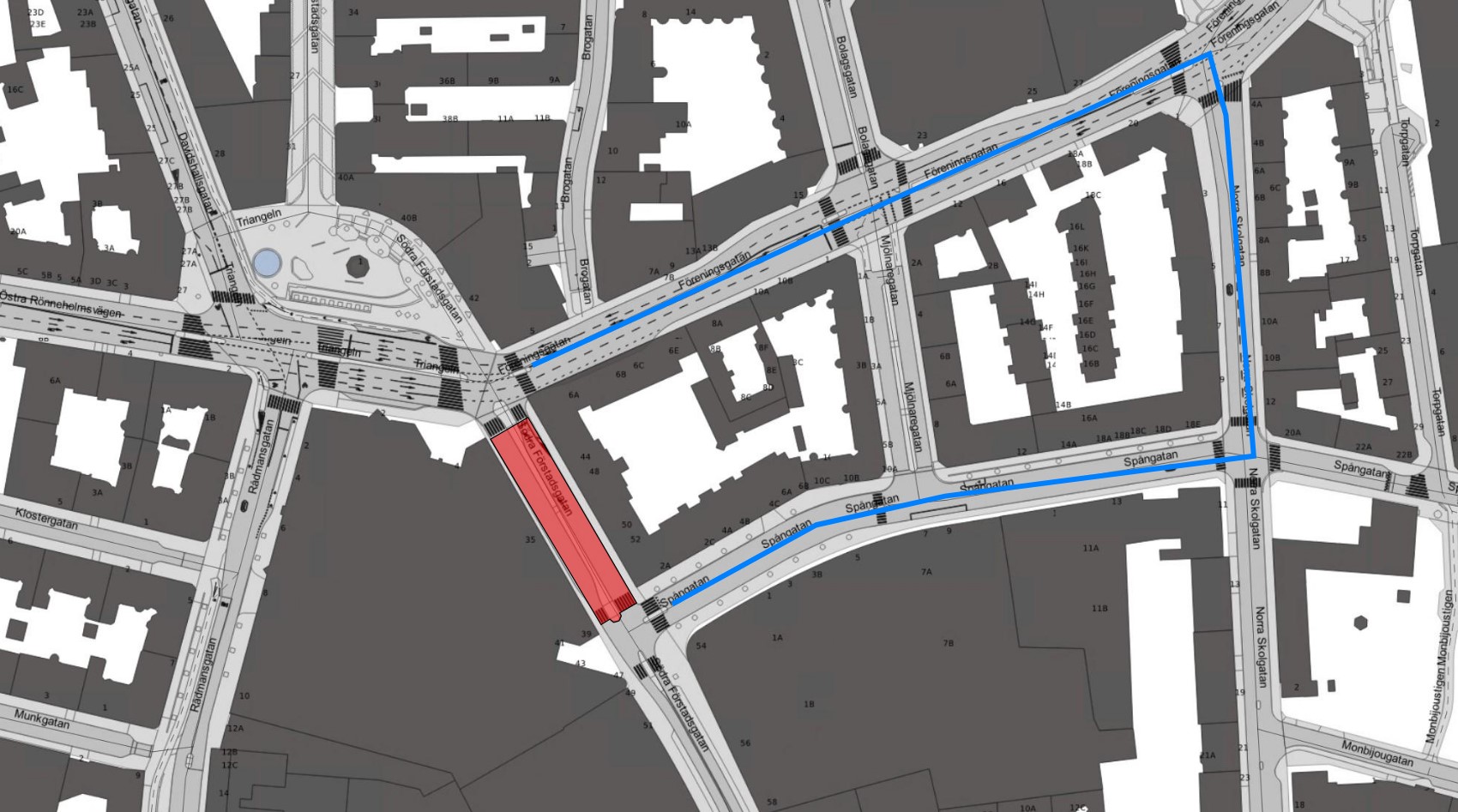 Bilden visar en karta där Södra Förstadsgatan är avstängd mellan Föreningsgatan och Spångatan. Omledning av trafiken sker via Föreningsgatan, Norra Skolgatan och Spångatan.